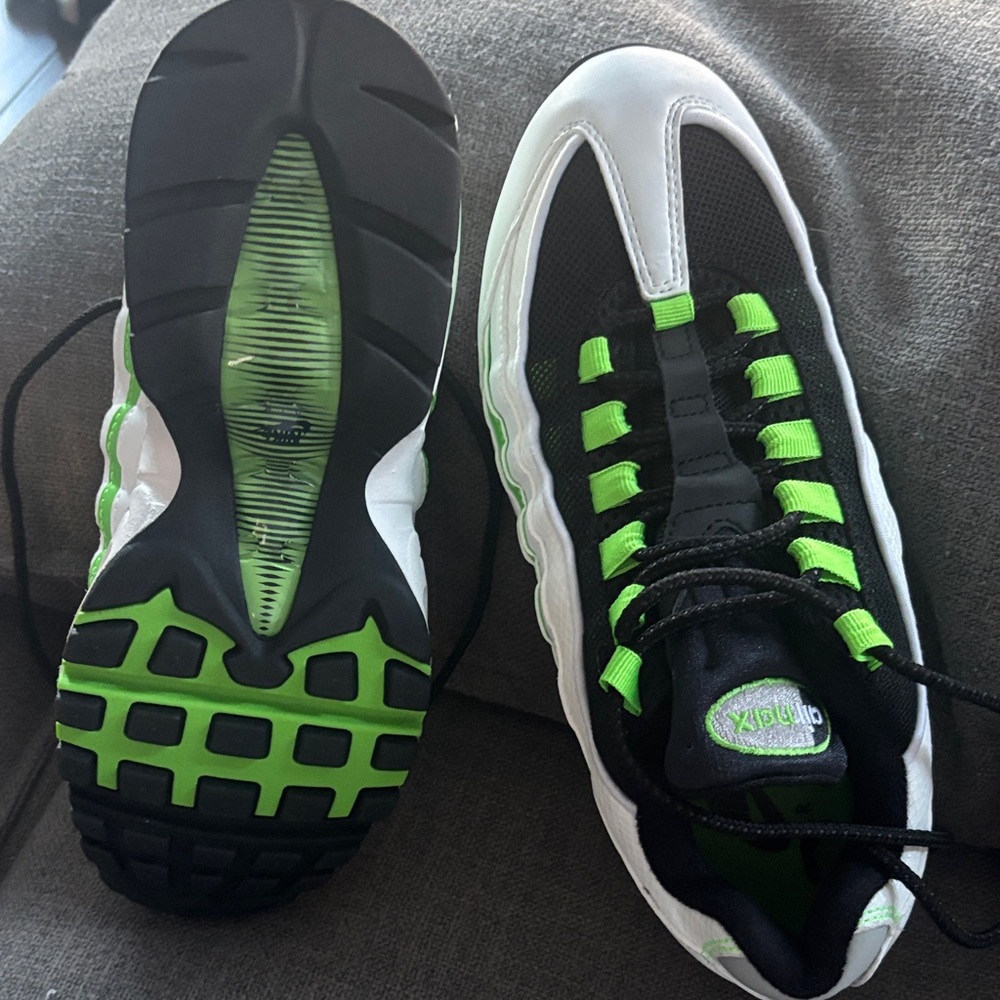 Nike Air Max 95 Green Accent Sneakers Men’s 6.5 / Women’s 8 – Like New - Picture 5 of 5
